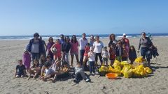 Foto de familia de la limpieza de la playa de Bayas organizada por el AMPA del colegio p�blico Lorenzo Novo Mier de Oviedo.