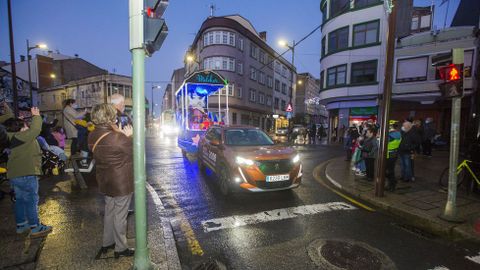 Ilusionante espera y recorrido de los Reyes por Carballo