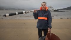 Manola Lago, mariscadora a pie de la cofrad�a de Noia