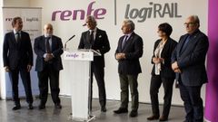 El presidente de LogiRail, en el centro, junto al alcalde de Monforte, en el acto inaugural