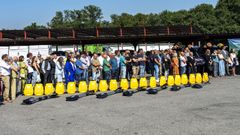 Los equipos de extinci�n, con mochila de doble acci�n y batefuegos, donados por Abanca y Afundaci�n a los concellos ourensanos.