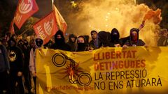 Unos 300 independentistas se han concentrado a primera hora de este martes frente al cuartel de la Guardia Civil de Gerona, convocados por diversas organizaciones con motivo del segundo aniversario del 1-O