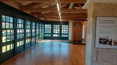 Galera acristalada del primer piso del pazo de Quintns, en Noalla