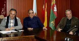 El edil de Urbanismo, Isidro Caama�o, junto a los representantes de la empresa en la reuni�n.