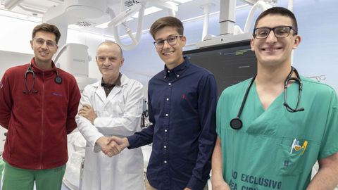 De izquierda a derecha, Pablo de la Fuente, R4, José Ramón González Juanatey, jefe del servicio de cardiología del CHUS, Francisco González, que empezará en junio, y Miguel Mejuto, R2