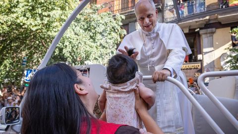 El papa bendice desde el papam�vil a Renata, un beb� de cuatro meses.