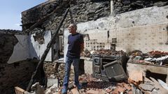José Antonio, en la cocina de su casa de A Caridade (Monterrei), que fue destruida por las llamas. La Xunta cifra en 144 las viviendas quemadas, de las que ocho eran hogares habituales y 42 eran segundas viviendas. Las demás estaban abandonadas o arruinadas antes de los incendios.