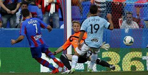 En las im�genes se aprecia que el bal�n no llega a rebasar la l�nea.