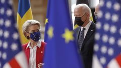 Biden, acompa�ado por Von der Leyen y Michel a su llegada a la cumbre con la UE.