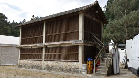Precisa mantenimiento. El hórreo de Naseiro fue construido en 1969, pero fue cayendo en desuso con la aparición de los palcos móviles de las orquestas. La construcción tradicional lleva años sin mantenimiento