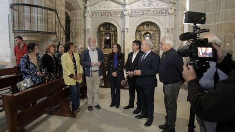 El director del proyecto, el arquitecto Jos Mara Alonso, explica a los representantes del Gobierno central, el Ayuntamiento y el Obispado los pormenores de la restauracin