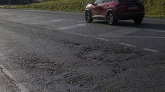 Imagen del pasado a�o de un tramo de la N-550, con el asfalto deteriorado