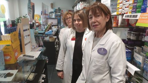 La farmac�utica Olga Vilari�o (primera por la derecha), con dos de sus empleadas en el establecimiento de Triab� (Castro de Rei), que est� abierto desde el a�o 2011