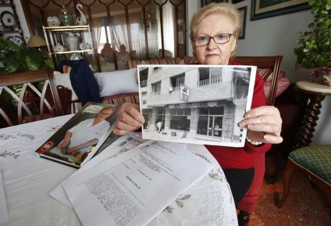 Argüello muestra una imagen del restaurante Rúa y las sentencias que han cerrado el proceso.