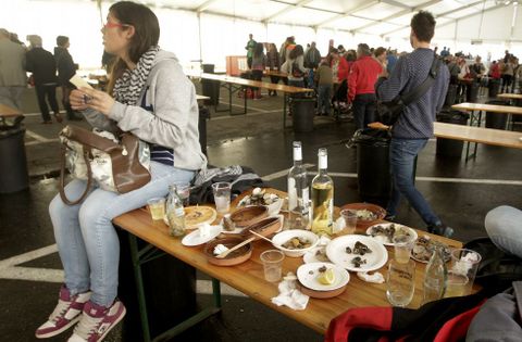 Vecinos y turistas dieron buena cuenta de miles de raciones durante la jornada de ayer. 