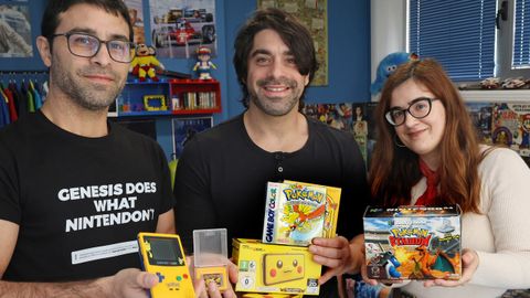Galo y Xacbe Mart�nez y Laura G. Cabanelas, del Museo do Videoxogo, con algunos de los productos Pok�mon que tienen catalogados