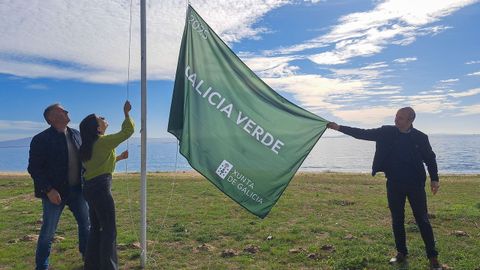 Victor Reiriz, Mara Sampedro, Vicente Mario y Ana Barreiro izaron la bandera verde en Coroso 