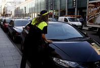 Personal de la concesionaria de la ORA, revisando el tique de un veh�culo. 
