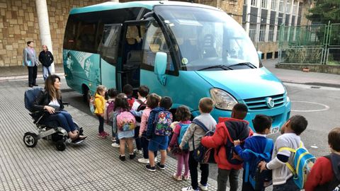 La concejala de Educaci�n, Yolanda Vidal, con los alumnos de Infantil de Colegio Ventanielles