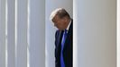Trump, meditabundo, en los soportales de la Casa Blanca camino del Rose Garden