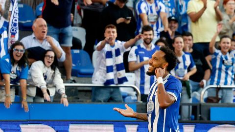 Aubameyang, con la mano en la oreja, celebrando con la afici�n el segundo gol del Deportivo contra el Valencia