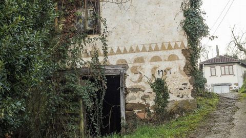 Dise�os en la antigua iglesia de A Eirexe, en la parroquia monfortina de San Xillao de Tor