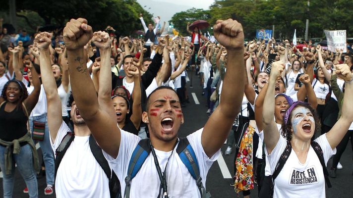 J�venes participando en una manifestaci�n estudiantil en Colombia.