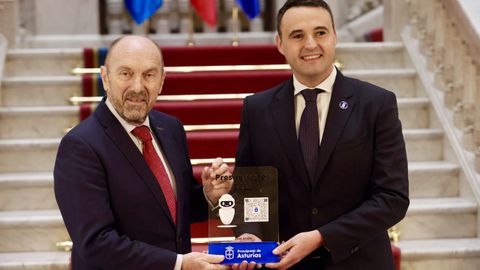 El consejero de Hacienda, Justicia y Asuntos Europeos, Guillermo Pelez, entrega al presidente de la Junta General, Juan Cofio, el proyecto de Presupuestos Generales del Principado para 2026