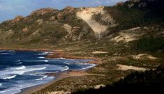 Unha das rutas organizada por Senda Nova pasar� pola praia de Reira e o Monte Branco (ao fondo).