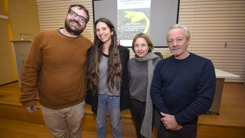 Jessy Viqueira, Luc&iacute;a Fern&aacute;ndez, Tania Varela y Jos&eacute; Le&oacute;n, este viernes, en la presentaci&oacute;n del programa Pl&aacute;ntale cara al dolor, de la Liga Reumatol&oacute;xica Galega