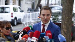 Juan Lobato, exsecretario general del PSOE Madrid, atiende a los medios en las inmediaciones del Tribunal Supremo.