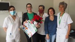 Judit, segunda por la izquierda, con las sanitarias que la atendieron