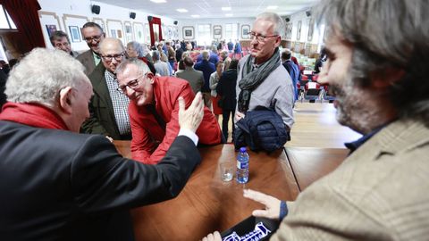 Alonso Montero no 2024 con ex alumnos, nunha homenaxe no IES Lucus Augusti, onde foi profesor desde 1960 a 1978
