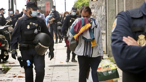 Imagen de la polica desalojando a los okupas de un edificio de Vigo en noviembre