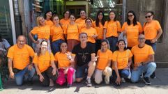 El empresario santiagu�s Jorge Fern�ndez, con parte de su plantilla.