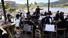 Espectadores y viandantes�disfrutaron del animado concierto que ofreci�este domingo a mediod�a en el templete de los jardines la Banda de M�sica O Landro