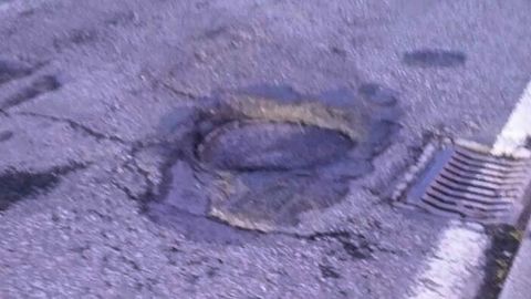 Fotos de los baches de la v�a de servicio de Meixonfr�o