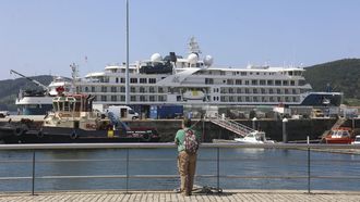 En foto del pasado mes de agosto, la llegada de un crucero a las radas locales de Curuxeiras. 