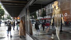 Vista de una calle comercial hoy martes en el centro de Oviedo.
