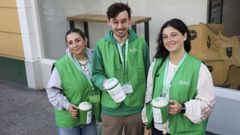 De izquierda a derecha, Gisela, Carlos y Uxa, este jueves en la cuestacin contra el cncer en Ferrol