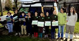 Los ocho participantes en el obradoiro ambiental, con la concejala Carmen Regueiro y su monitora, Eva Came�n.