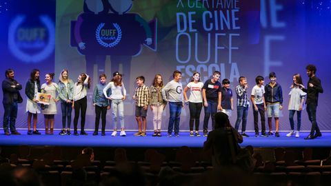 Alumnos del Colexio Mar�a Assumpta recogen el premio por  Luki cap 