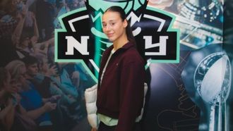 La ala p�vot ourensana, Raquel Carrera, en su llegada al Barclays Center de Brooklyn para disputar el primer partido con las New York Liberty