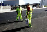 Los trabajadores comenzaron a realizar las marcas para pintar la calzada.