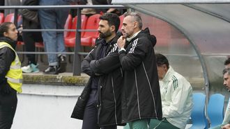 Romo y El&iacute;as durante el partido en O Couto.