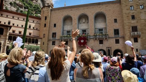 Un gran grupo de fieles escuch� el rezo del rosario en los exteriores de Montserrat.
