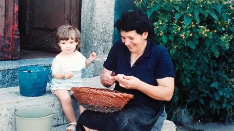 Estrella Vila nunha foto antiga xunto coa s�a neta Patricia Torrado