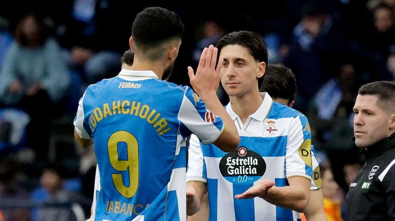 Samuele Mulattieri remplaza a Zakaria Eddahchouri durante un partido del Deportivo en Riazor
