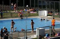 Crespo anunci� ayer su intenci�n de ampliar el pr�ximo a�o el exiguo espacio de la piscina de Lal�n.
