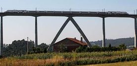 El Alvia S-730 circulando por el viaducto de O Eixo, muy cerca del lugar donde se produjo el accidente.